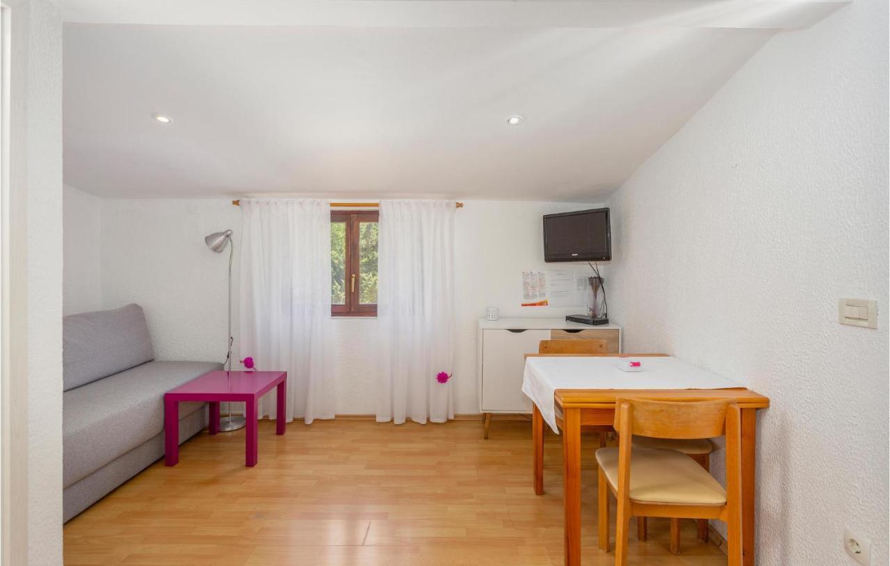 Beautiful Apartment In Omisalj With Kitchen Bagian luar foto